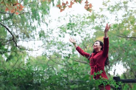 秋落下女人幸福的采用自由的自由的dom使摆姿势