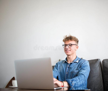 年幼的微笑的男人经验蜘蛛网内容作家使用便携式电脑commerce商业