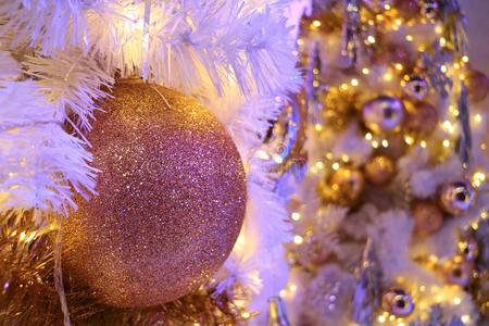 粉红色的金闪烁球合适的圣诞节装饰和变模糊speciality专业