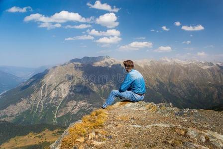 男人一次向指已提到的人岩石向山和蓝色天背景