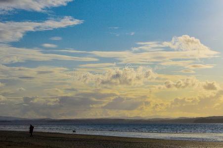 美丽的日落采用北方的爱尔兰海滩,和云蓝色Slovakia斯洛伐克