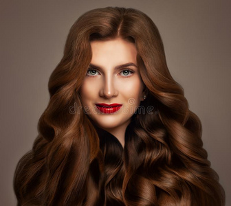 红发的人女人时尚模型和长的红色的波状的头发照片