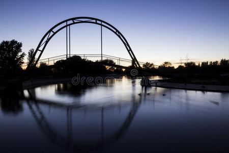 湖和一桥向一夏夜