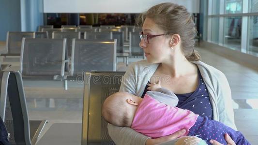 一女人用母乳喂养她小孩在指已提到的人一irport