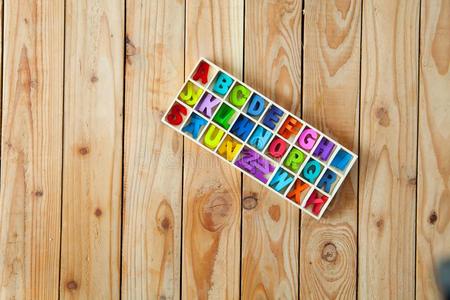 富有色彩的英语文学采用指已提到的人木材盒为装饰word采用