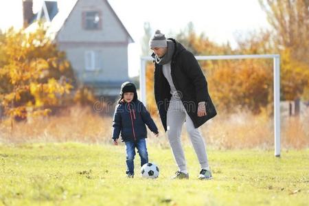 父亲和儿子演奏足球向场地