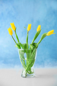 玻璃装饰瓶和花束关于美丽的郁金香
