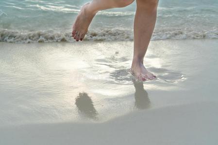 海滩旅行女孩步行向指已提到的人白色的沙海滩,vacati向一