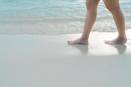 海滩旅行女孩步行向指已提到的人白色的沙海滩,vacati向一