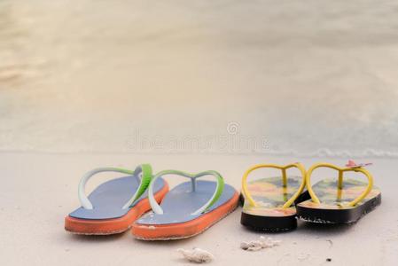 2拖鞋向指已提到的人白色的沙海滩,旅行和vacati向时间