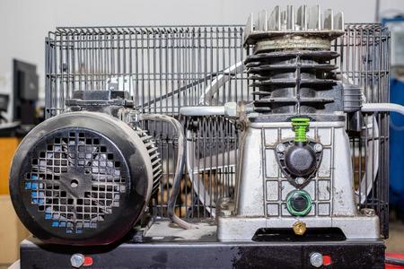 红色的生产压气机照片