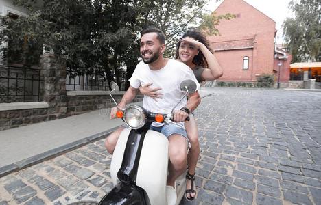 年幼的对骑马马达小型摩托车采用城市