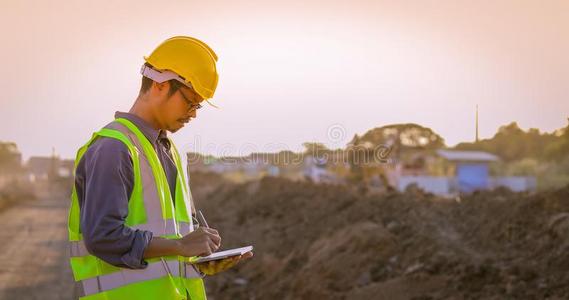 亚洲人工程师和建筑工人使用碑personal计算机个人计算机计算机检查