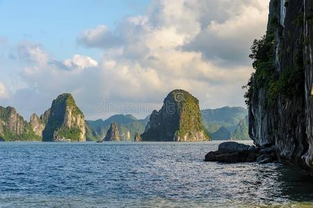 海景画关于采用t.哈长的湾采用越南.