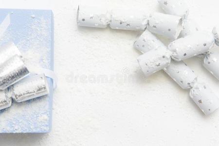 蓝色圣诞节现在的采用一赠品盒和雪