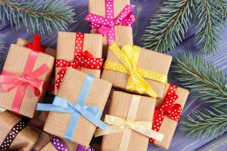 有包装的礼物和带为圣诞节时间和衣着整洁的布兰切