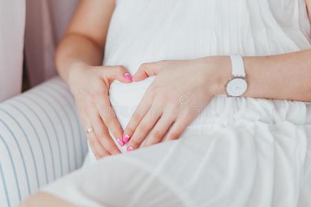 迷人的胃哪一个指已提到的人怀孕的女人采用一白色的衣服embr一ce