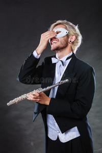 男人采用狂欢节面具play采用g长笛