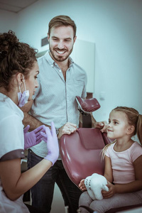 小的女孩收听的牙科医生关于卫生口.