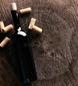 玻璃瓶子关于一红色的干的干燥的葡萄酒一nd脐梅衣