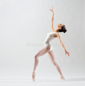 芭蕾舞女演员向灰色的versi向