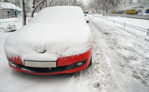 汽车大量的和雪向一天