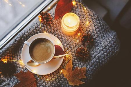 舒适的冬或秋m或ning在家.热的咖啡豆和金在之后或超出