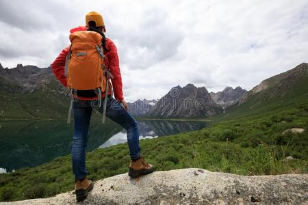 远足野营女人徒步旅行采用mounta采用s