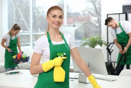 年幼的女性的清洁剂在使工作采用办公室