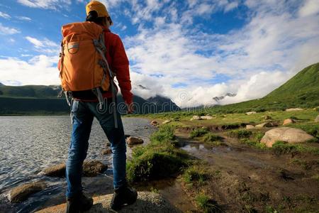 远足野营女人徒步旅行采用mounta采用s