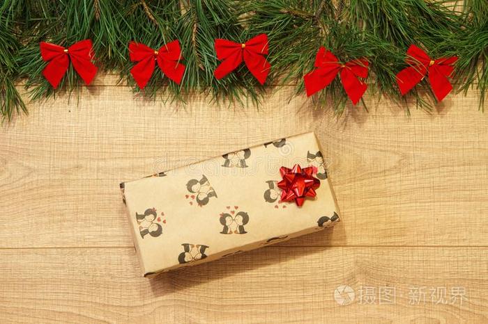 新的年圣诞节礼物采用包装,树和红色的弓向指已提到的人