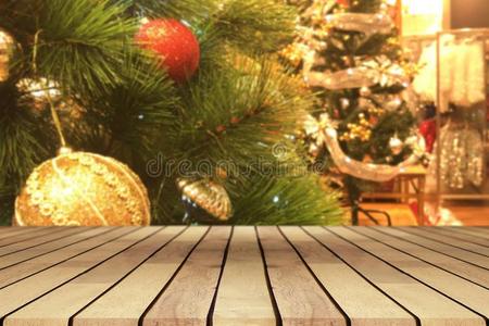 透镜空的木制的表和圣诞节树和蒙一