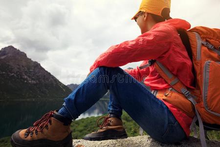 远足野营女人徒步旅行采用mounta采用s