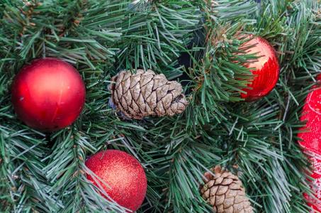 圣诞节装饰小玩意和树枝关于冷杉树.