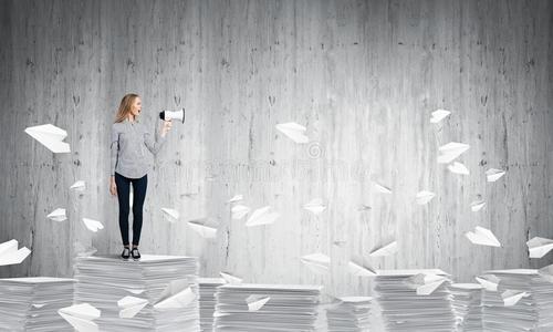 女人遵守扩音器采用手.