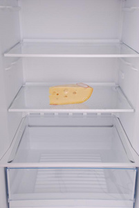 num.一奶酪采用敞开的空的冰箱.