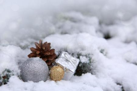银圣诞节球和现在的向白色的雪.