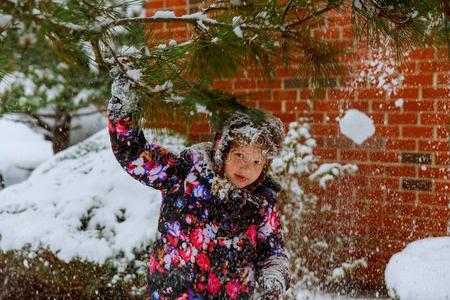 年幼的女孩是演奏和雪.美好冬幸福的女孩布林