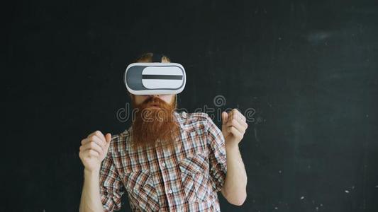 有胡须的男人使人疲乏的实质上的现实戴在头上的耳机或听筒演奏VirtualReality虚拟现实战斗的