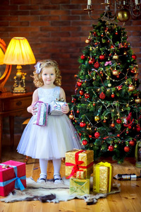 女孩和礼物在近处指已提到的人圣诞节树
