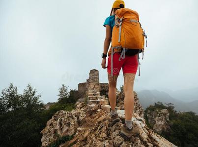 女人远足者享有指已提到的人看法向指已提到的人顶关于伟大的墙