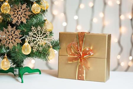 一圣诞节树装饰雪花和一g一rl和和赠品bowel肠