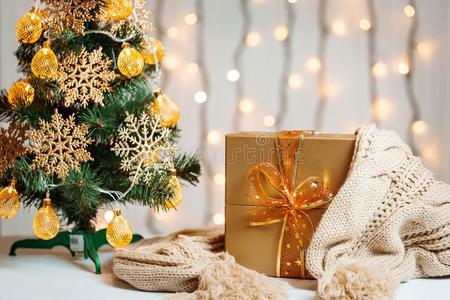 一圣诞节树装饰雪花和一g一rl和,赠品和英语字母表的第11个字母
