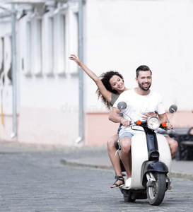 冷静的男人和美丽的女孩骑马向小型摩托车和expressi向
