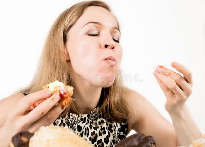 年幼的女人吃纸杯蛋糕和愉快后的一日常饮食