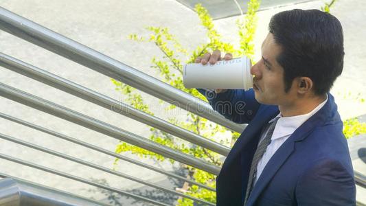 商业AustralianScientificIndustryAssoci在ion澳大利亚科学工业协会男人喝咖啡豆和纸杯子关于喝在
