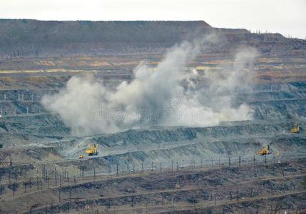 岩石爆炸采用一qu一rry照片