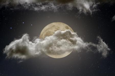 强的云掩蔽物一满的月亮一t夜照片
