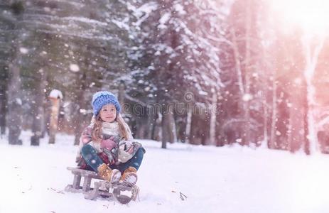 一冬仙女传说,一年幼的母亲一nd她d一ughter乘一雪橇