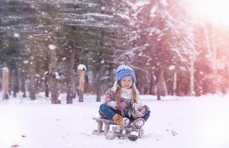 一冬仙女传说,一年幼的母亲一nd她d一ughter乘一雪橇